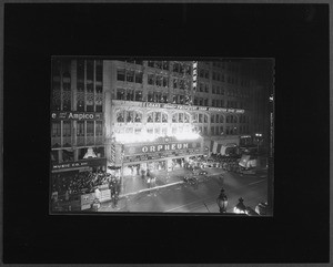 A high-angle view of the Orpheum Theatre as it premiered the Cimarron with a huge crowd of onlookers