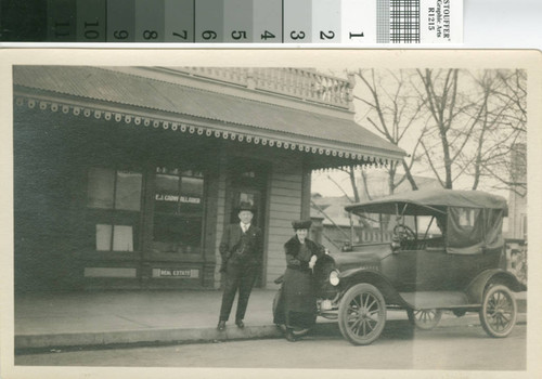 An unidentified couple pose next to their car in Turlock, California, circa 1912