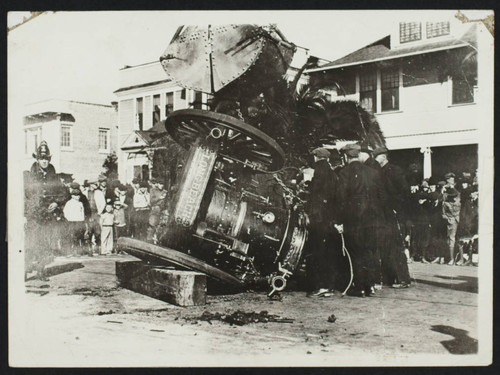 Crew attending to a wrecked Metropolitan steam pumper