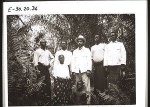 Missionar G. Krauss mit Lehrlingen