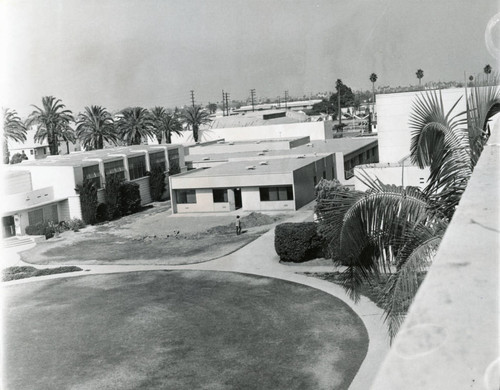 Seaver Learning Center under construction on LA campus, 1971