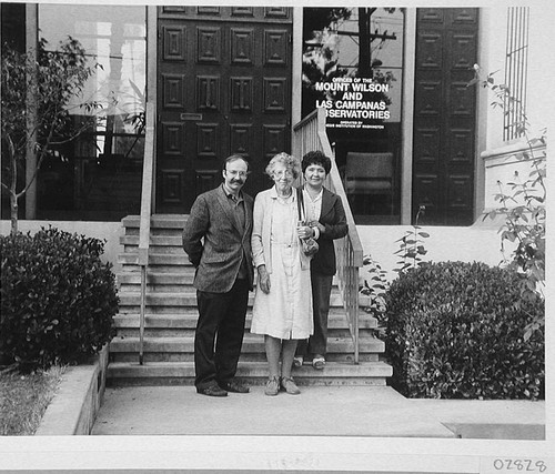 Theodore Dunham and two women standing in front of the Mount Wilson and Las Campanas Observatories Pasadena office