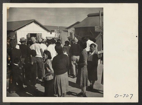 Part of the large crowd which attended the Harvest Festival at the Gila Project which was held on Thanksgiving day. Photographer: Stewart, Francis Rivers, Arizona