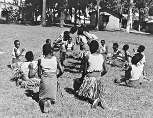 Fra Blindeskolen i Irente, det nordøstlige Tanzania. Skoleelever danser for gæster, 1966. Blindeskolen drives af den tyske Bethelmission. Den blinde danske socialrådgiver, Hedevig Haldrup, var fra 1967-70 udsendt af DMS til Bethelmissionen, med arbejde på Irente Blindeskole. (Anvendt i: Dansk Missionsblad nr 10/1968)