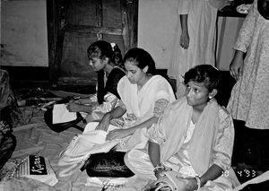 Storbymission i Calcuttas slumområder, hvor DSM missionærer Lilly og Kamalesh Biswas arbejder med en række projekter, som forskole for gadebørn, erhvervsfaglig uddannelse af kvinder, en videoklub og læsestue for unge, etc. Her et foto fra syskolen, oktober 1993