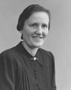 Betty Gjærulf Larsen, b. Berg 15/4 1907 in Hygum ved Klinkby. Died 4/1 1995 i Aalborg. 1929: St