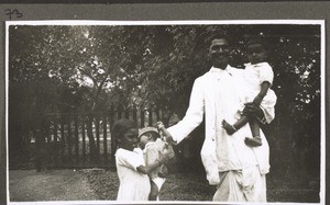 Evangelist Nandi keschwar mit seinen Kindern