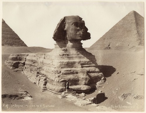 No. 27 Le Sphinx vu entre les 2 Pyramides
