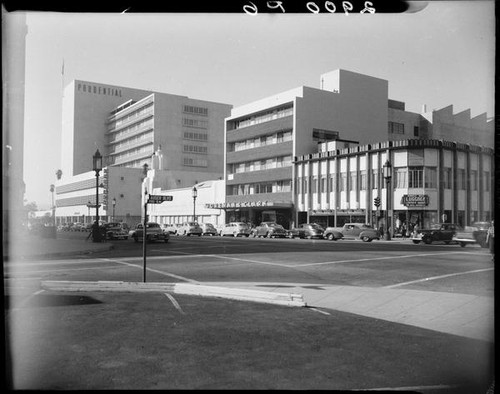 Street scene at Wilshire Boulevard and Hauser Boulevard, Los Angeles, 1949