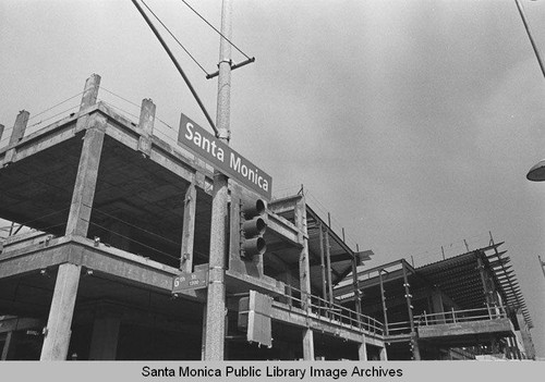 Detail of new Main Library construction, Sixth Street and Santa Monica Blvd., Santa Monica, Calif. (Library built by Morley Construction. Architects, Moore Ruble Yudell.) October 6, 2004