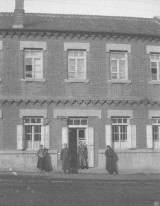 Huset Helen Madsen bor i. Bibelkvinden frk. Leu's stue er til venstre for indgangsdøren. Kokkens stue og køkken er til højre. Billedet er anvendt i 1932