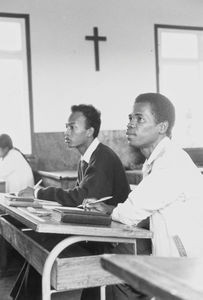 To studerende på det lutherske præsteseminarium i Atsimoniavoko, Madagaskar, 1988