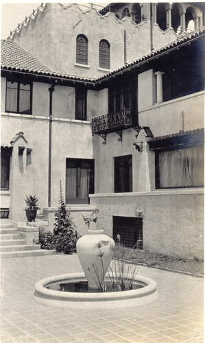 Cole Residence, Santa Barbara, rear court