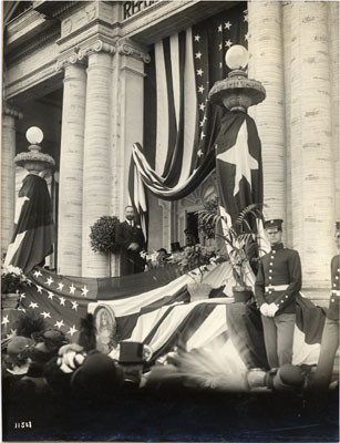 [Dr. V. Placeres speaking before a crowd in front of the Cuban Building at the Panama-Pacific International Exposition]