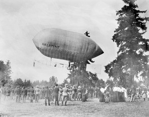 The first airship, Gelatine, in Vancouver, Washington, ca.1905