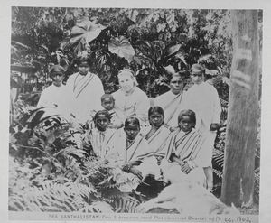 Santalistan/Santal Parganas, Nordindien. Caroline Børresen med plejebarnet Dhanzi og flere andre, ca. 1902
