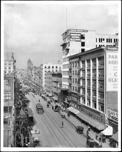 View looking north on Broadway, between 4th Street and 5th Street, October 1907