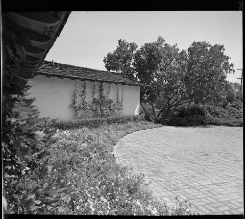 Douglas Baylis gardens for Joseph E. Howland: Smith residence. Exterior detail and Landscaping