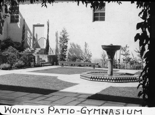 Women's patio - gymnasium / Lee Passmore