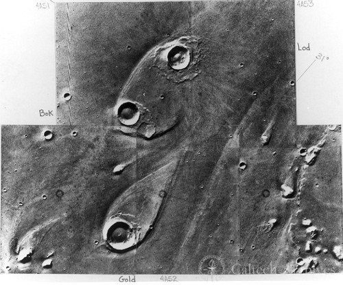 Mosaic of five Mars pictures shows the eastern part of the Chryse region near the prime Viking 1 landing site