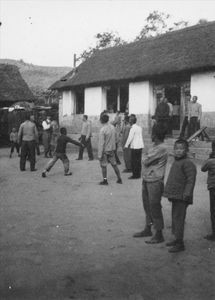 Der leges i gården mellem møderne. Billedet anvendt i 1940