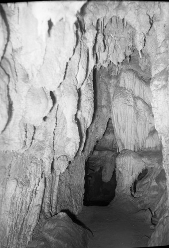 Crystal Cave, Narrow passage between entrance and Junction Room. Interior Formations