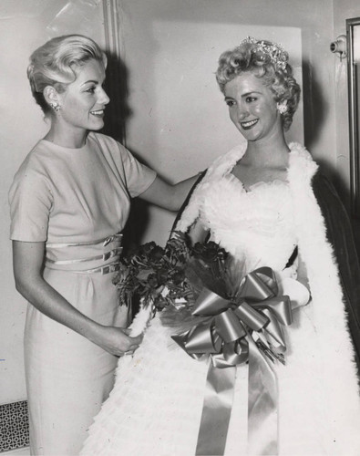 Outgoing and incoming Homecoming queens, 1959