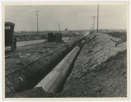 Laying the El Cajon pipeline with supports removed