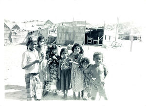 Børn i fiskerlandsbyen Foqum, Arabien.-------foto anvendt 1966 Children in the Arab fishing village of Foqum. Photo used 1966
