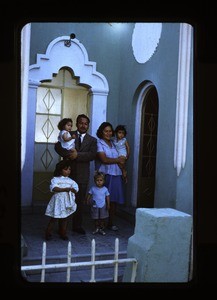 Family outside Iglesia de Cristo