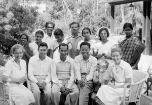 Staben på Kotagiri Medical Fellowship. På forreste række dr. Jeffrey og Elise Fenger Bache.1952