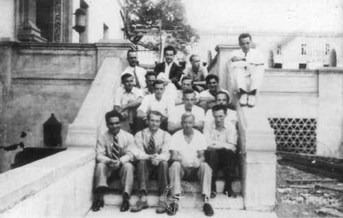 Linus Pauling with a group of faculty and students on the steps of Gates