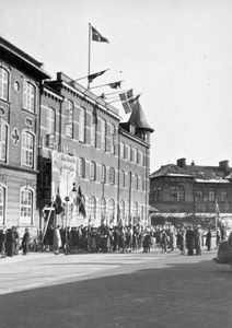 DMS Missionsudstillingen "Med Bud til Orienten" i Vejle, 3.-6. marts 1949. Processionen er nået frem, og folk samles foran indgangen til udstillingen