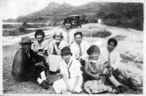 Photo of 8 in a field : around 1925