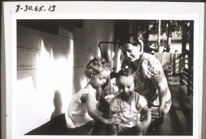 Frau Miss. Schweitzer mit den Kindern v. Miss. Göttin im Missionshaus Nangabulik