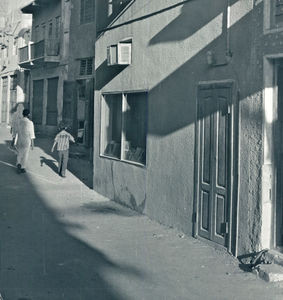 Gadebillede Øst-Arabien. Den gamle Suuq boghandel og læseværelse til højre. Blev senere the Family Bookshop