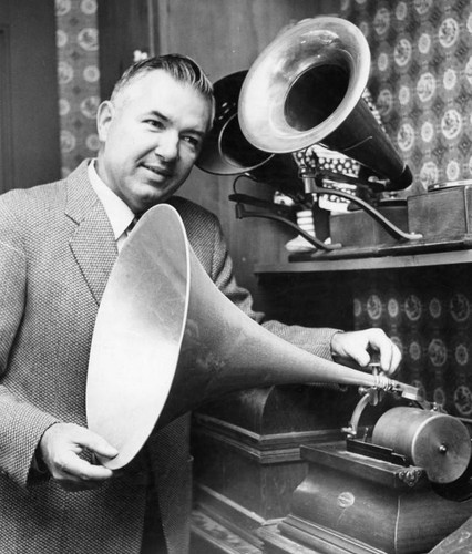 Old phonographs: They sound great to him