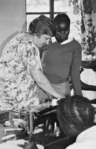 ELCT, Nordveststiftet, Tanzania. Else Højvang med studerende på Ntoma Husholdningsskole, 1989. (Missionær Else Højvang, DMS/Danmission, var lærer på skolen, 1987-2001)