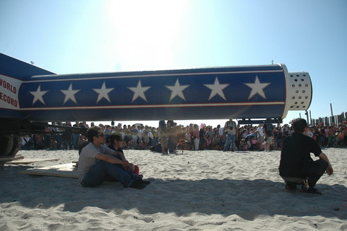 One Flew Over the Void (Bala perdida): spectators seated in the shade of the cannon