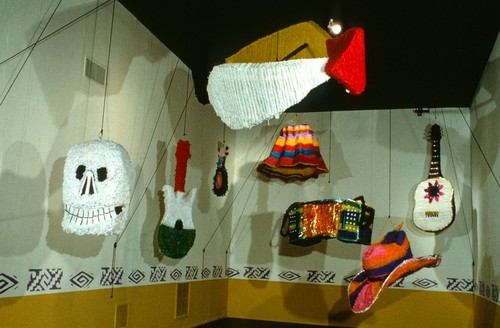 Piñatas encantadas: general view