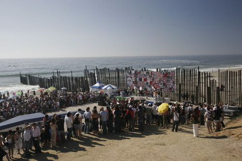 One Flew Over the Void (Bala perdida): audience awaiting launch of human cannonball David Smith across border fence from Mexico into the U.S