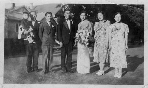 Wedding photo of George and Mildred Uyemura Nakano with family and friends