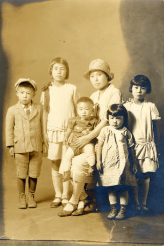 Portrait of Kinue Iwasa and children