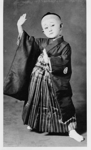 Alice Kajiura as a male character in a Kabuki play