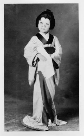 Naoko Takeuchi portraying Yuranosuke in a Kabuki play