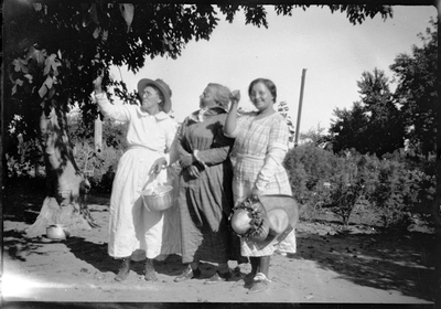 Pearl Roberts (right) and two women standing under tree