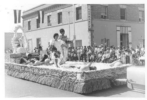 Delano parade float commemorationg Filipino pioneers