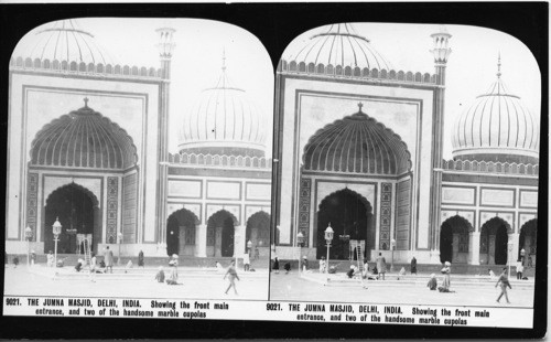 Inscribed in recto: 9021. THE JUMNA MASJID, DELHI, INDIA. Showing the front main entrance, and two of the handsome marble cupolas