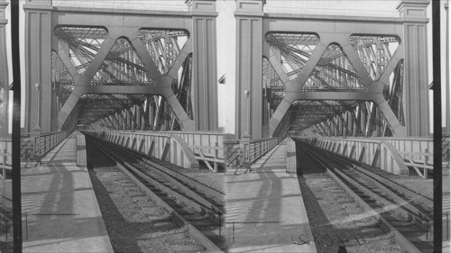 Looking across Quebec Bridge from road bed, showing construction from south end. Quebec, Can