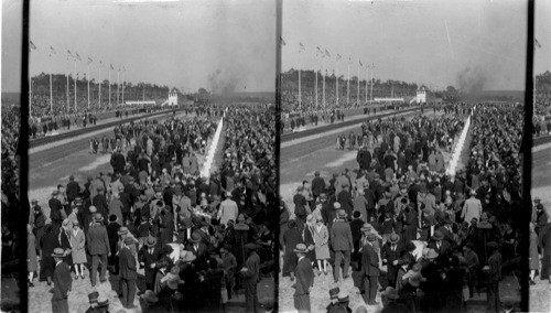 Crowds along the Strand of the Pageant. Fair of the Iron Horse